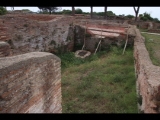 04988 ostia - regio i - insula xix - komplex (i,xix,1) - hof hinter dem tempel - bli ri westen - 09-2023.jpg